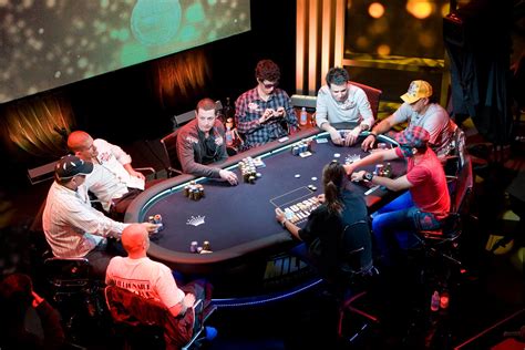 Ao vivo torneios de poker online